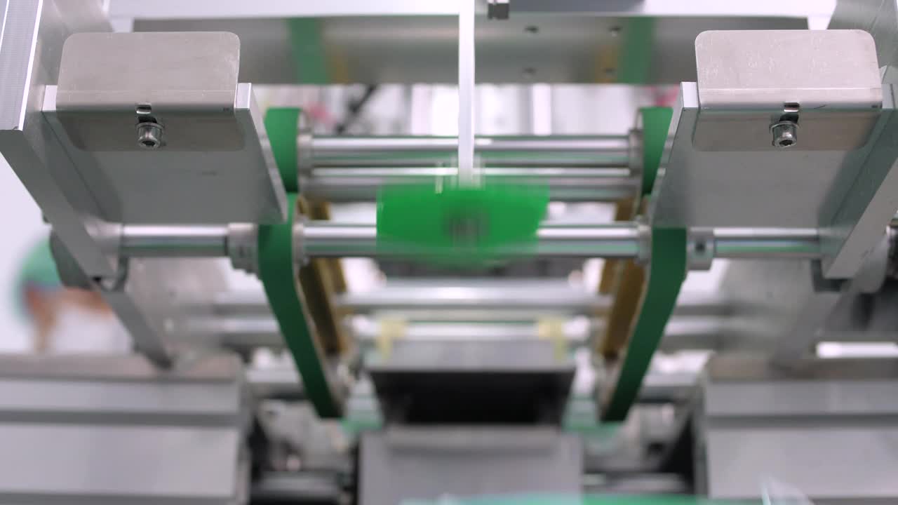 工厂医疗器械生产线中的一种防护口罩视频素材