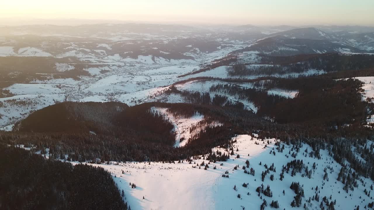 从童话般的高山景观上看，白雪覆盖着阿尔卑斯的尖峰。乌克兰喀尔巴阡山脉的寒冬。厚厚的白云。开放空间。空中4 k视频素材