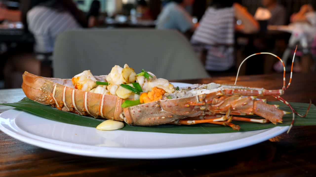 海鲜餐厅-木桌鲜红龙虾配熟肉视频素材