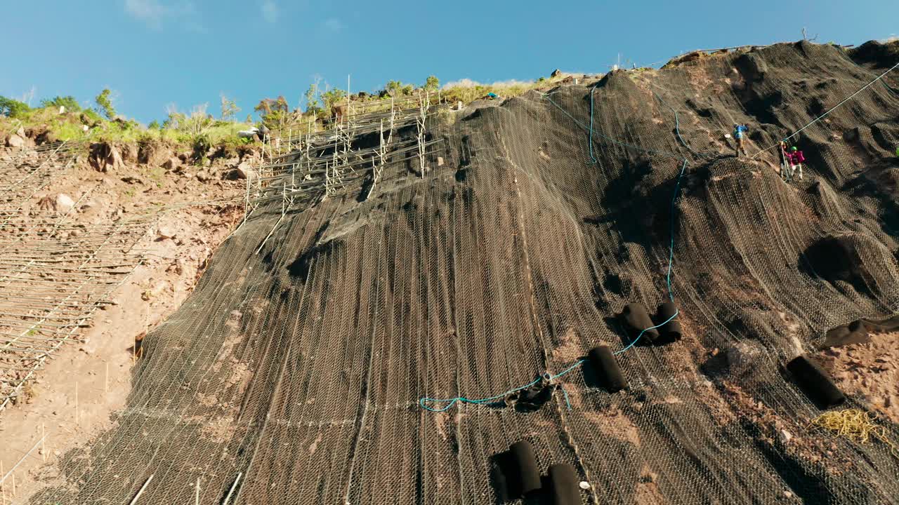 岩崩防护网，山上的安全钢丝网视频素材