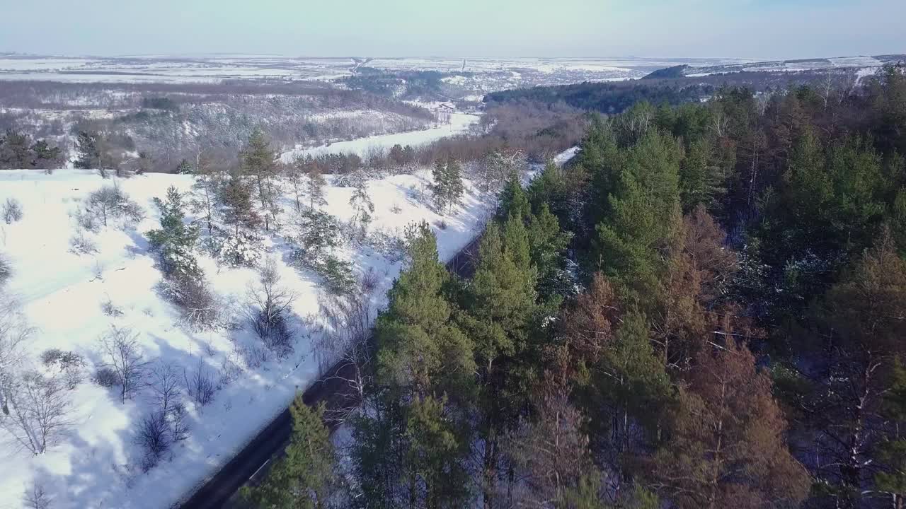 以上是公路在冬季的景象。无人机在高速公路上飞行。视频素材