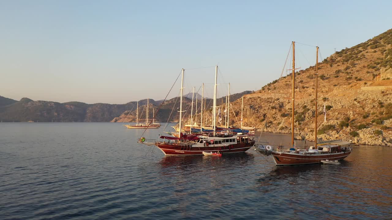 地中海沿岸的帆船。视频下载