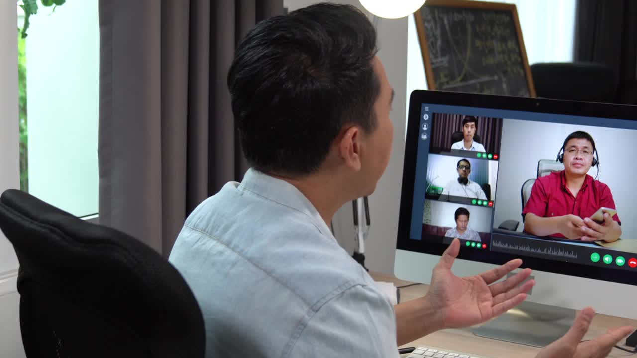 商务人士通过电脑与团队进行视频电话会议。视频下载