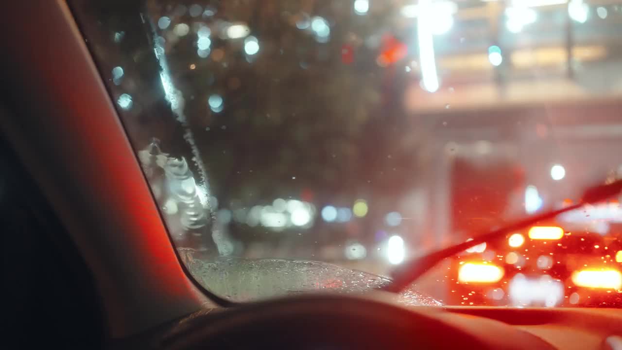 雨夜里，雨声穿过汽车的挡风玻璃视频素材