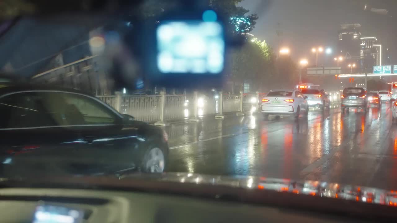 雨夜里，雨声穿过汽车的挡风玻璃视频素材