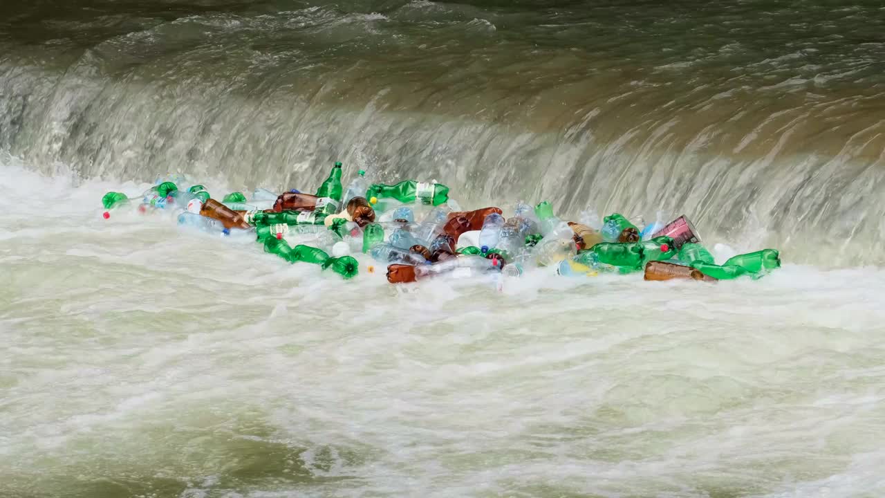 环境污染。塑料垃圾，瓶子，漂浮在河里。视频素材