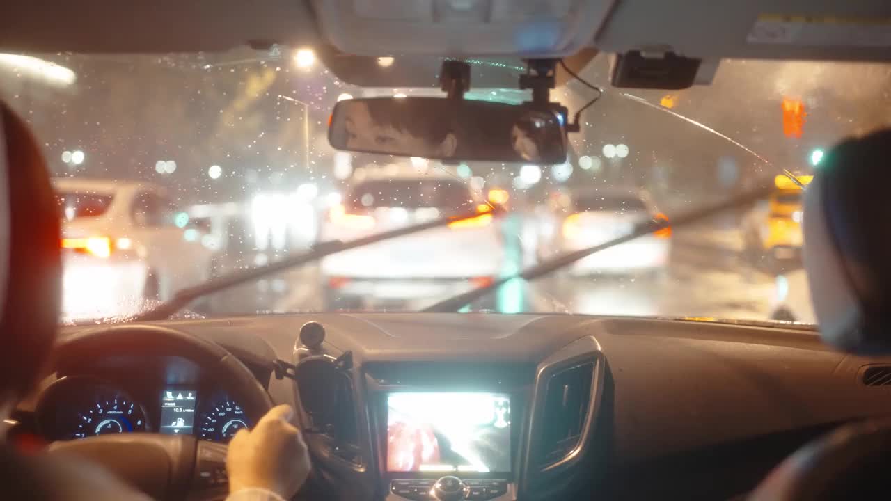 女人在雨夜开车视频素材