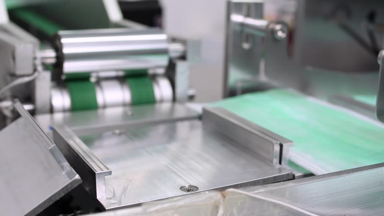 工厂医疗器械生产线中的一种防护口罩视频素材