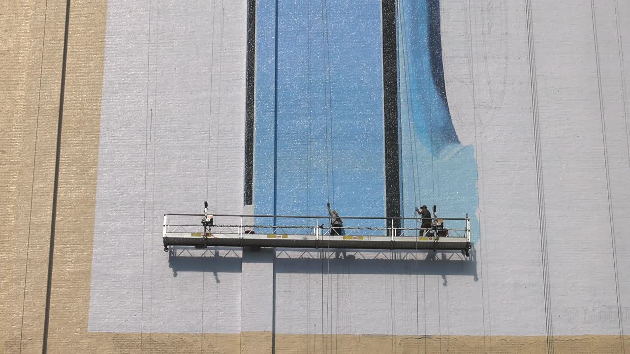 艺术家们在纽约的建筑墙上创作了巨大的壁画视频下载