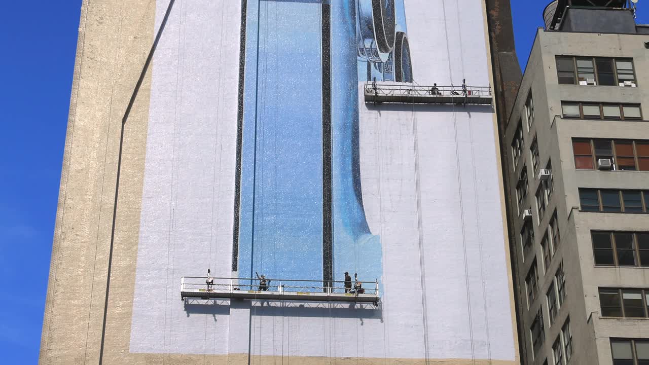 艺术家们在纽约的建筑墙上创作了巨大的壁画视频下载