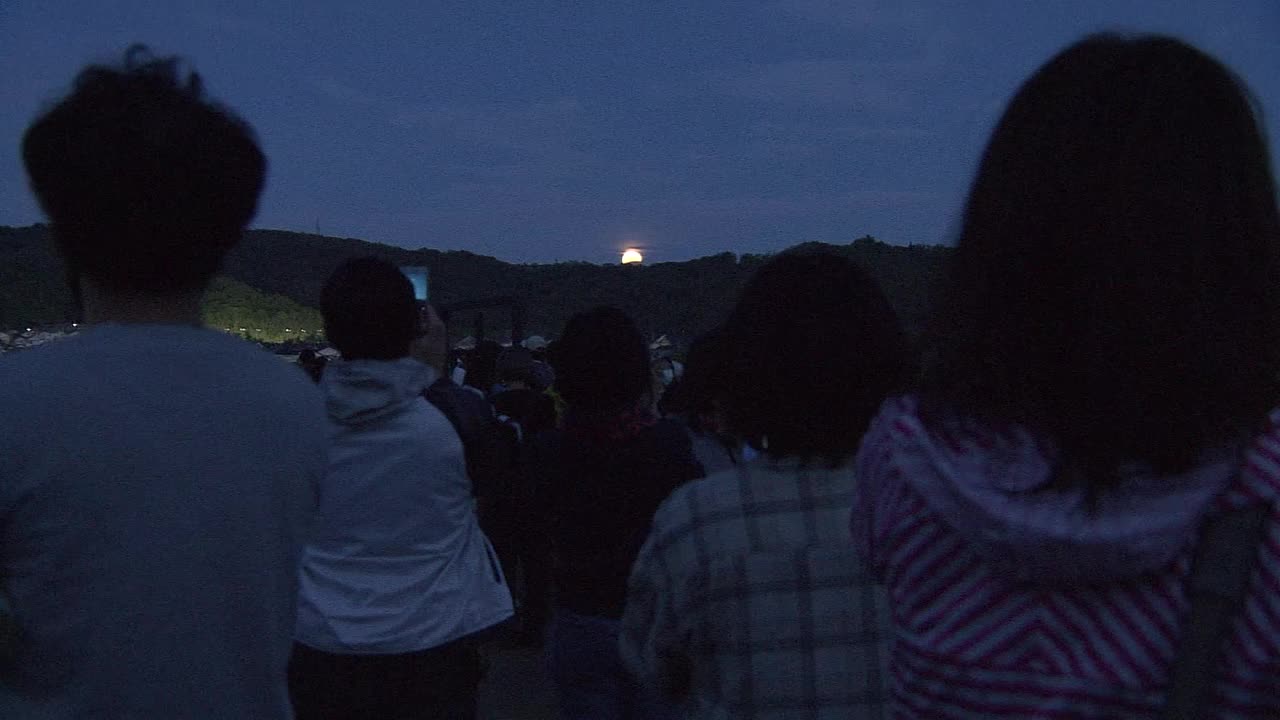 观看月全食的人群，宫城，日本视频下载