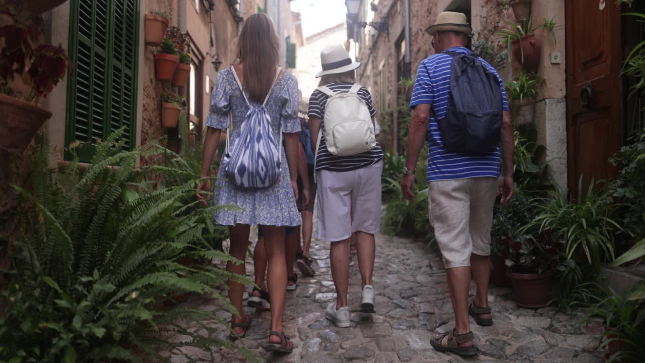 西班牙，马略卡岛，多代家庭观光美丽的瓦尔德莫萨小镇视频下载