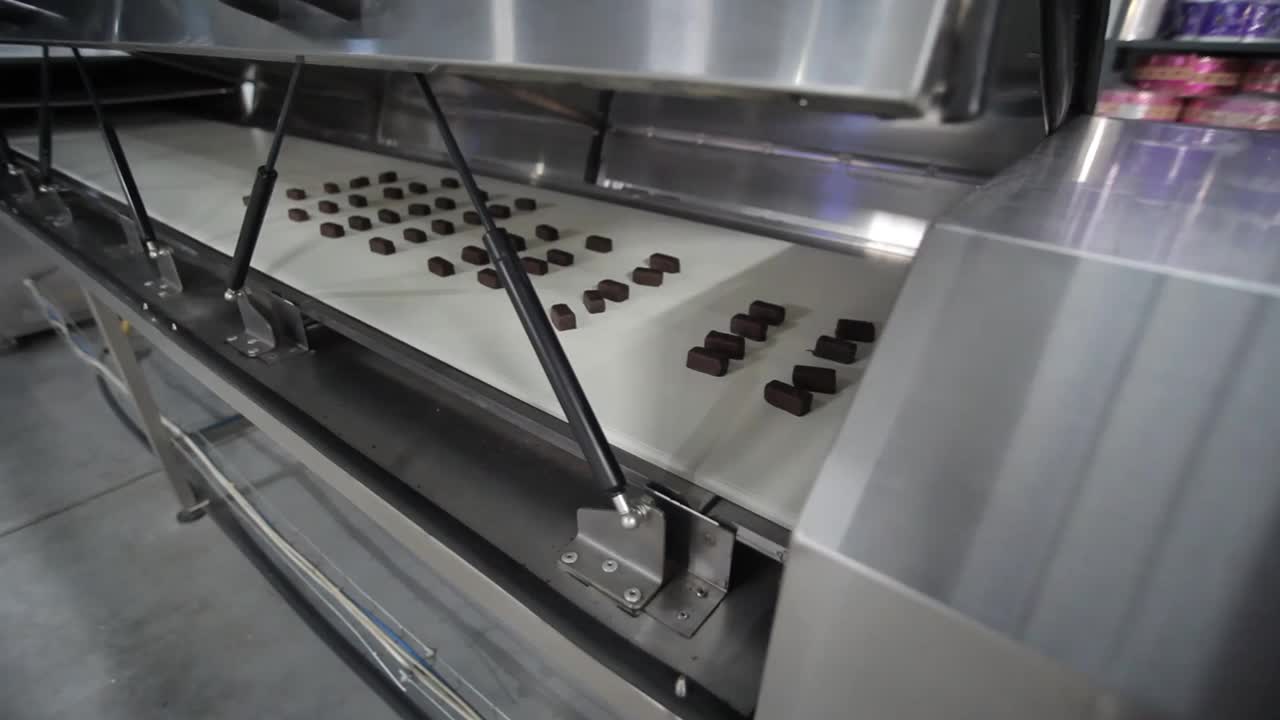 巧克力工厂生产和包装糖果的生产线。糖果生产。糖果工厂。视频素材