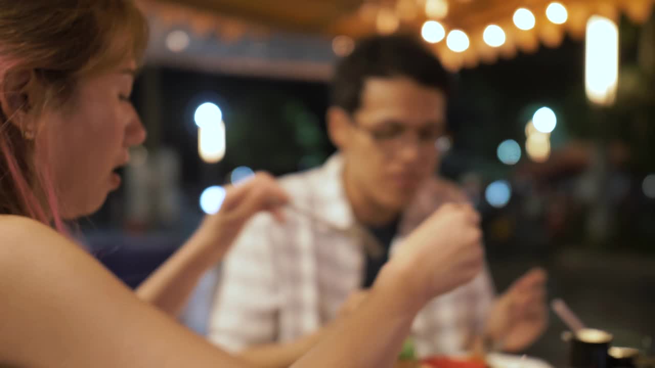 在户外街头小吃吃晚餐视频下载