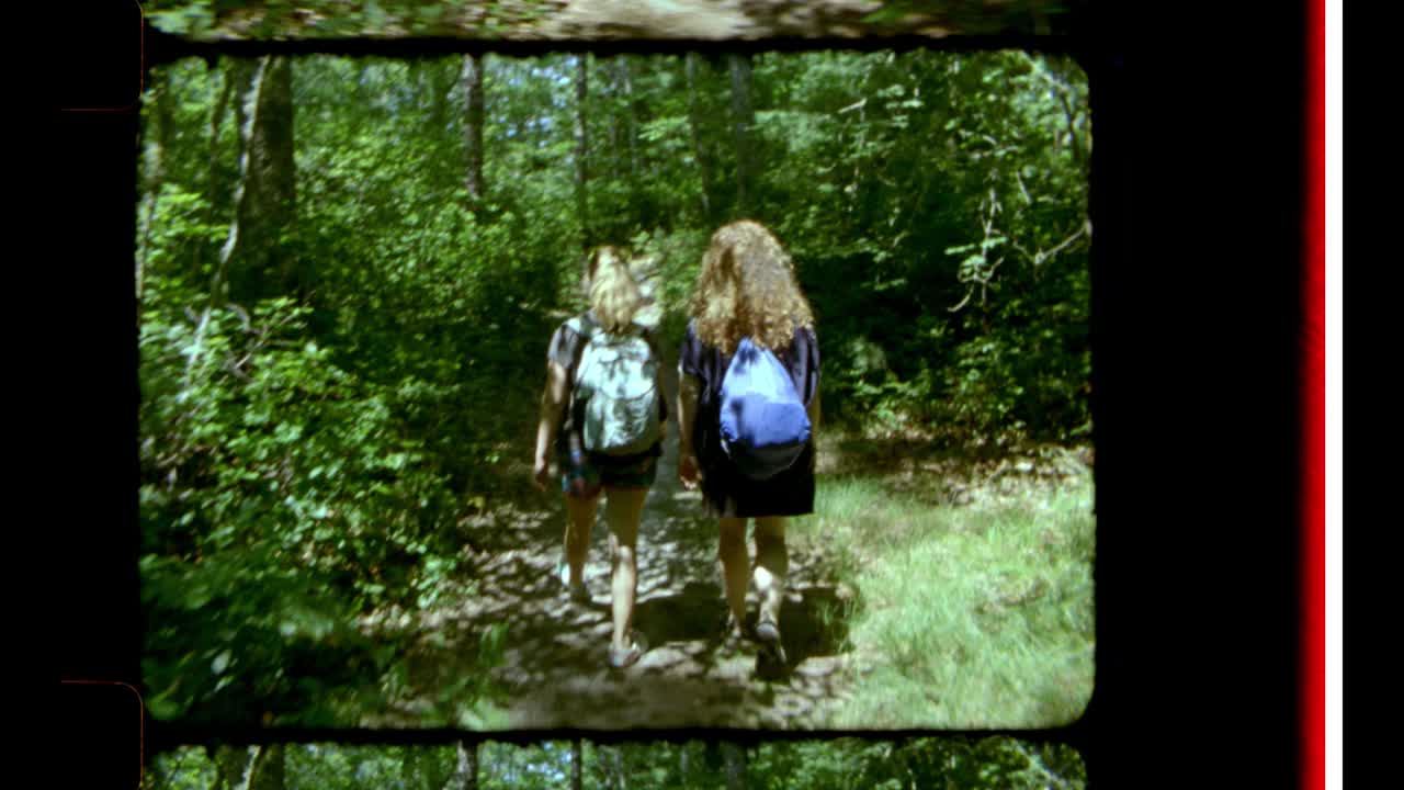 母女俩在树林里徒步旅行视频下载