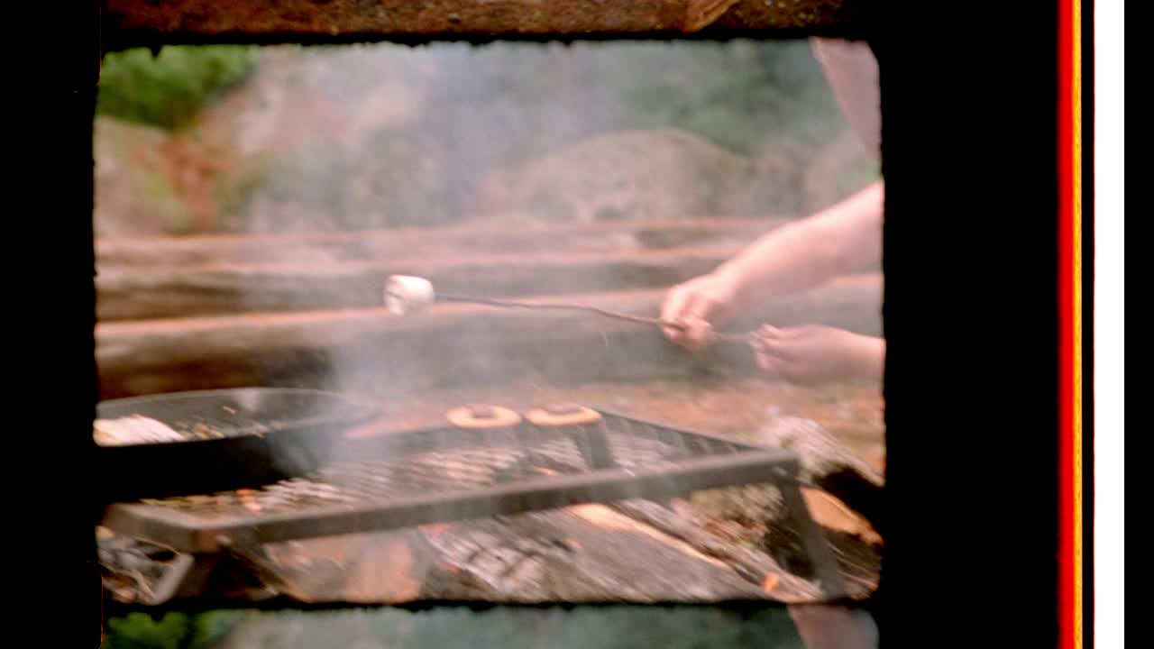 十几岁的女孩在篝火上烤棉花糖视频下载