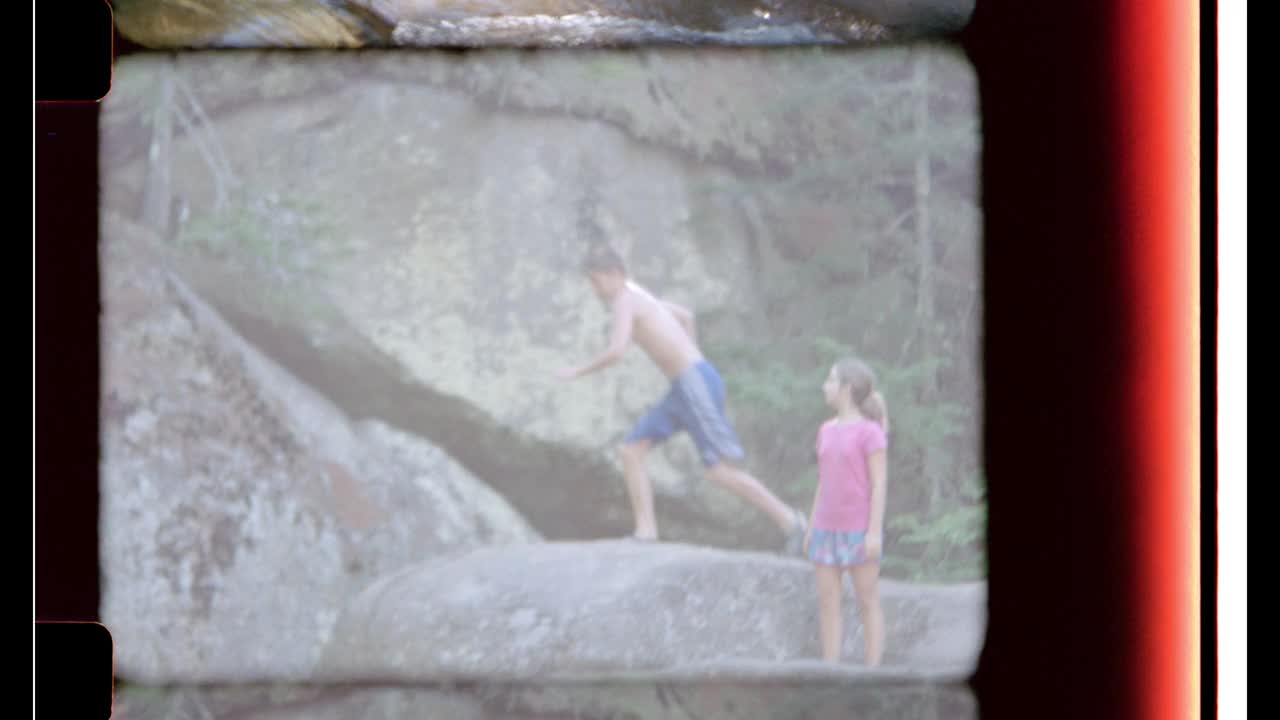 一个少年从大石头上跳进湖里视频下载