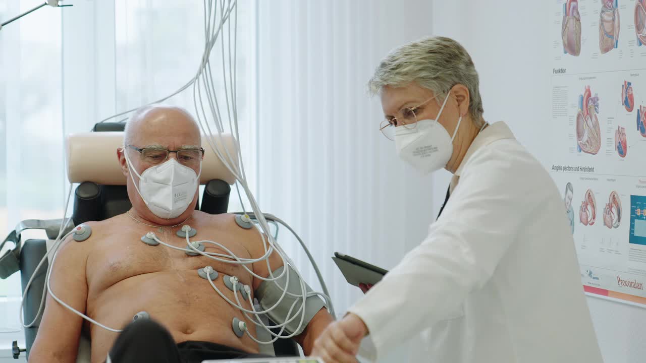 在做心电图时，女心内科医生指导男老年患者骑心电图车视频下载