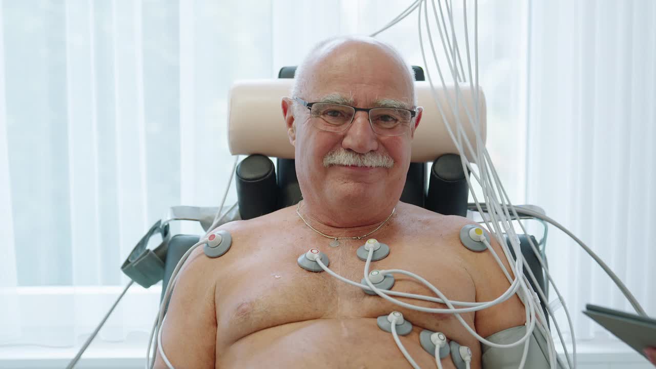老年男性在心脏科诊所接受健康检查视频下载