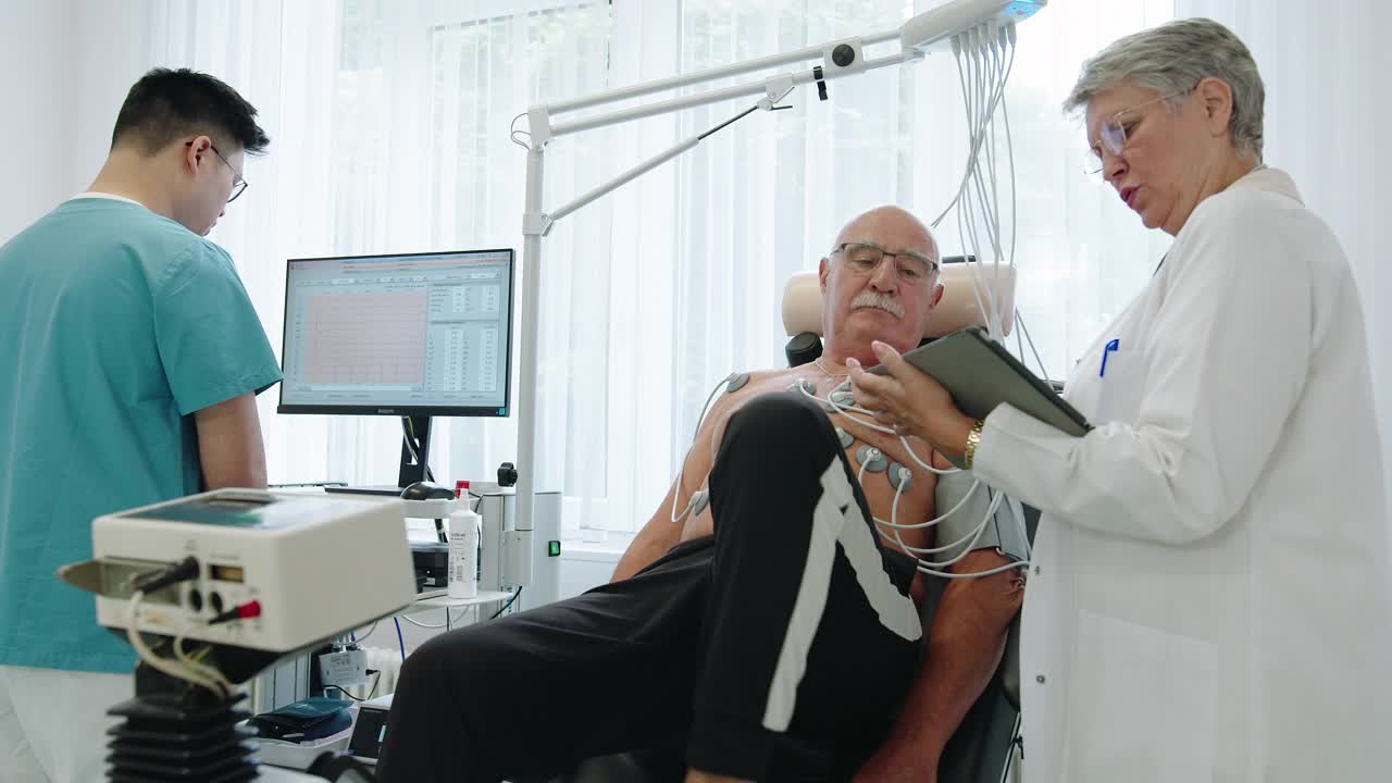 老年病人在心脏病诊所接受心脏压力测试视频下载