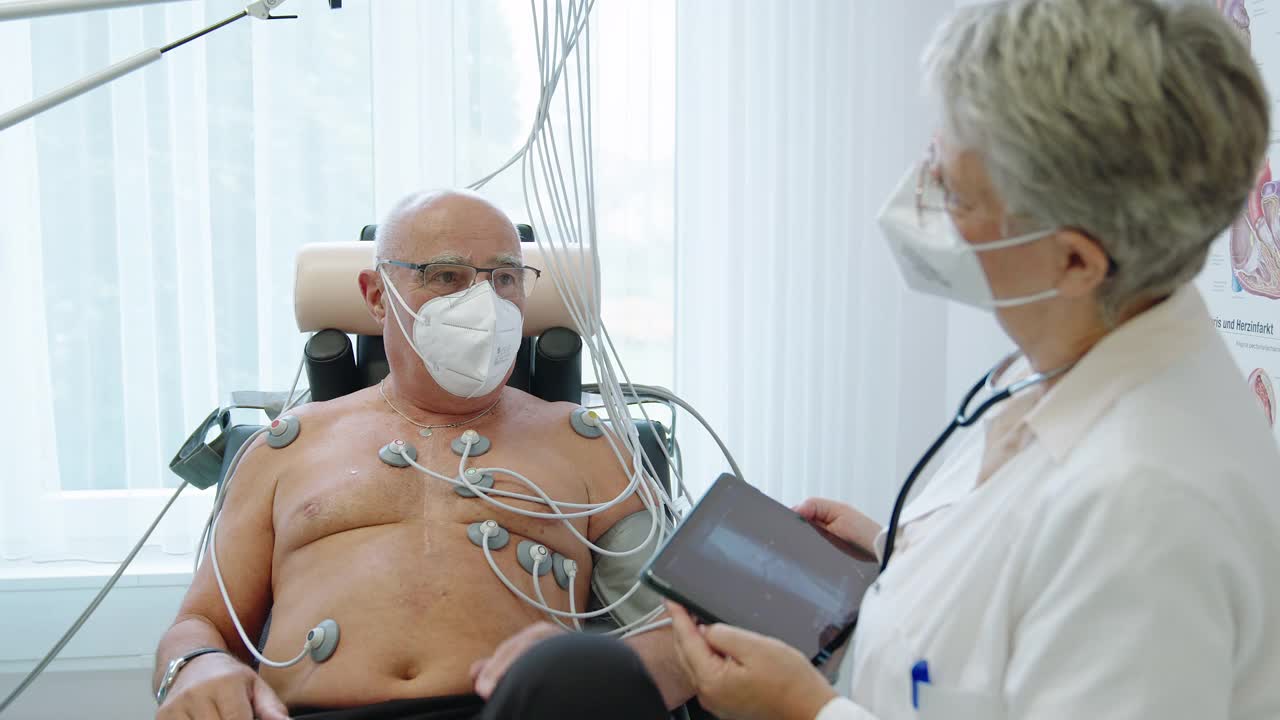 医生正在给老年病人做自行车负荷超声心动图视频下载