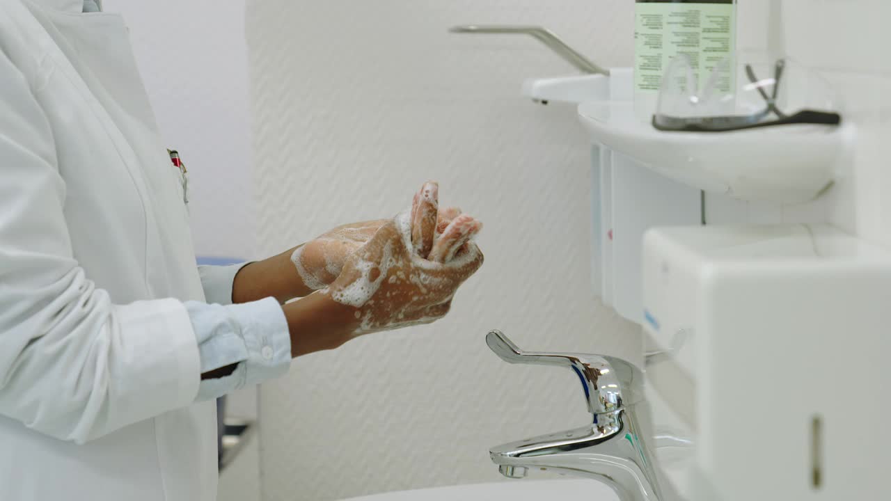 女医生在医院洗手视频素材