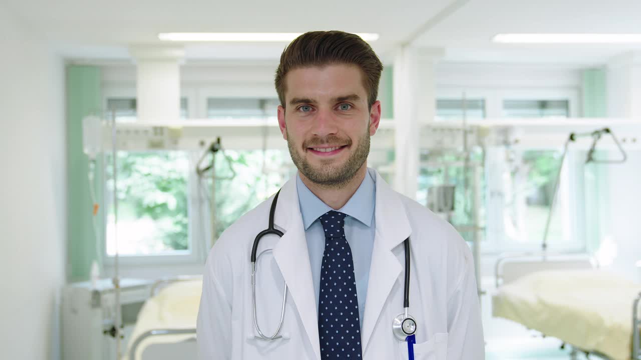 一名微笑的男医生站在医院病房的肖像视频下载