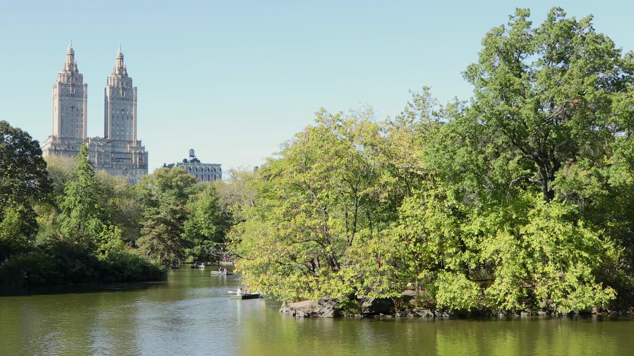 中央公园湖的白天秋天的场景4k分辨率视频素材