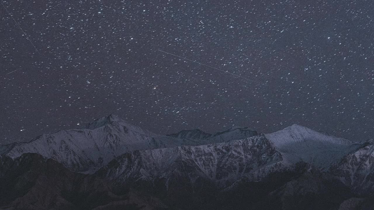 夜间雪山上空的夜空视频下载