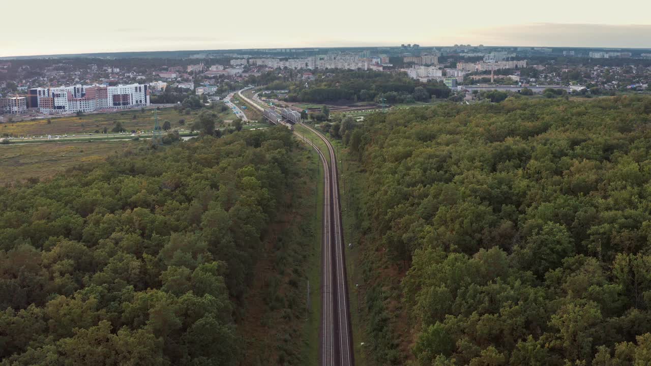 货运火车从空中俯瞰穿过森林。铁路运输。视频下载