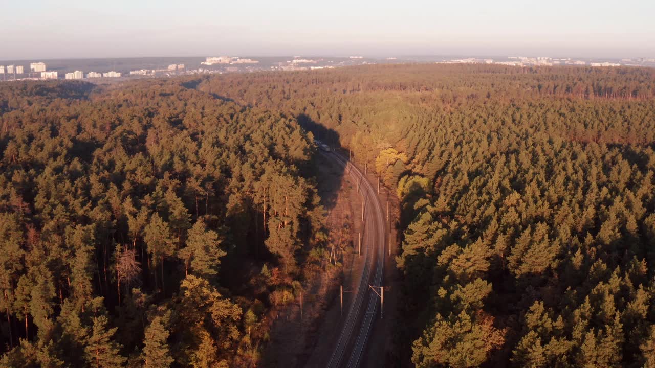 电动通勤列车穿越秋天的森林。视频下载