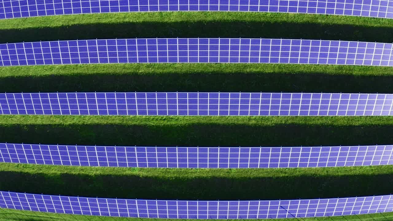 太阳能电池板的顶部鸟瞰图。能源可再生电站。视频下载