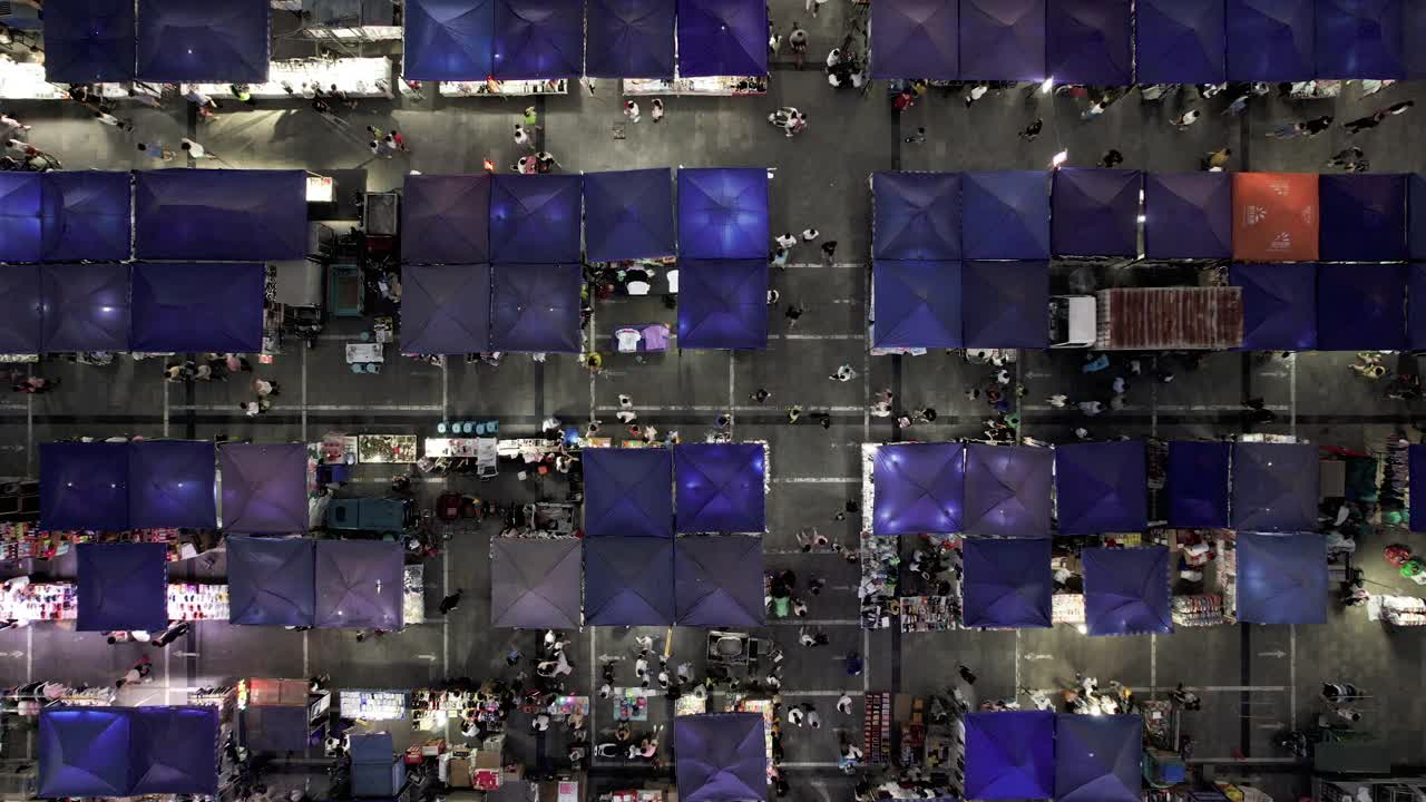 无人机视角的夜市和人群视频素材