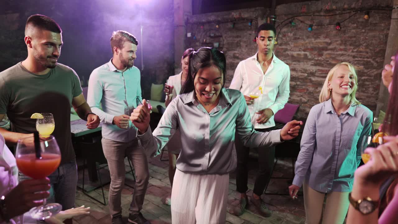 开朗的年轻亚洲女子在夜总会跳舞与她的朋友。视频下载