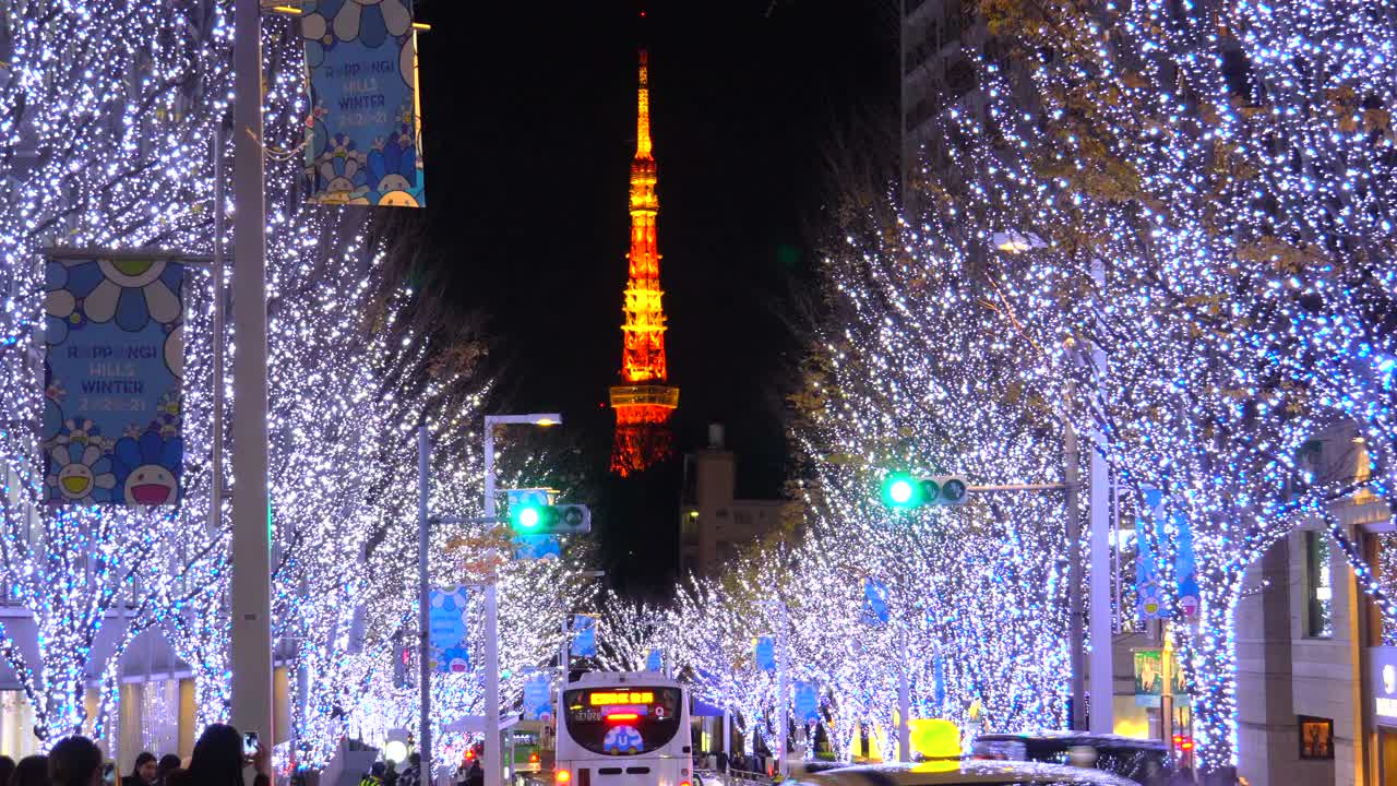 在六本木的Keyakizaka，可以看到东京塔的圣诞灯和人。视频下载