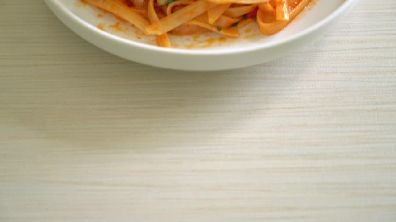 意大利通心粉配贻贝或蛤蜊和蕃茄酱-意大利风味视频素材