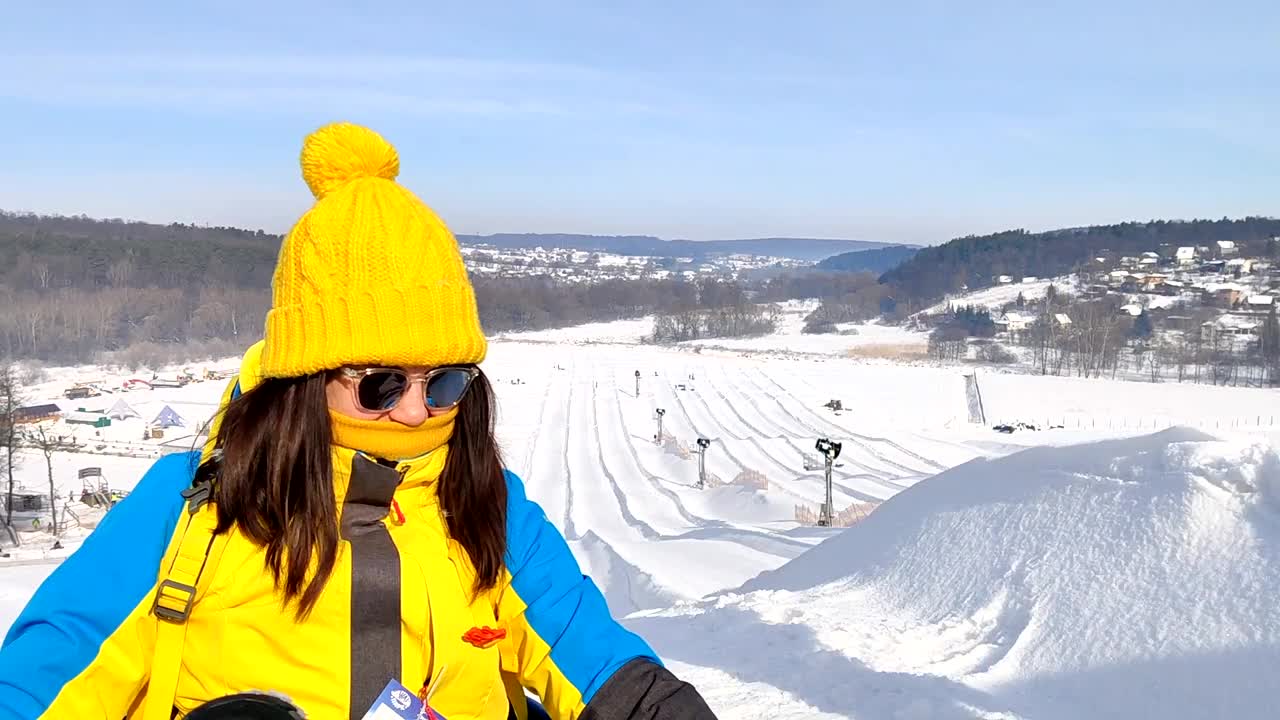 在雪道上滑下山坡视频下载
