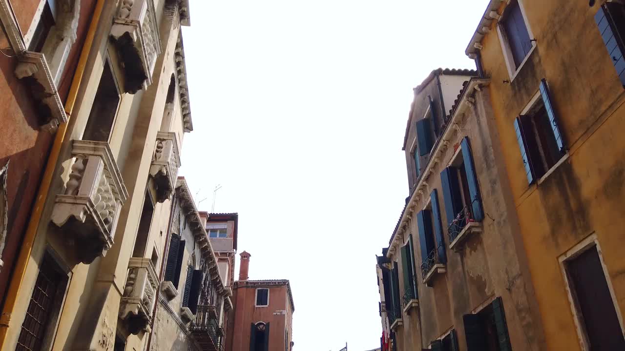 意大利威尼斯的老房子和运河景观视频下载