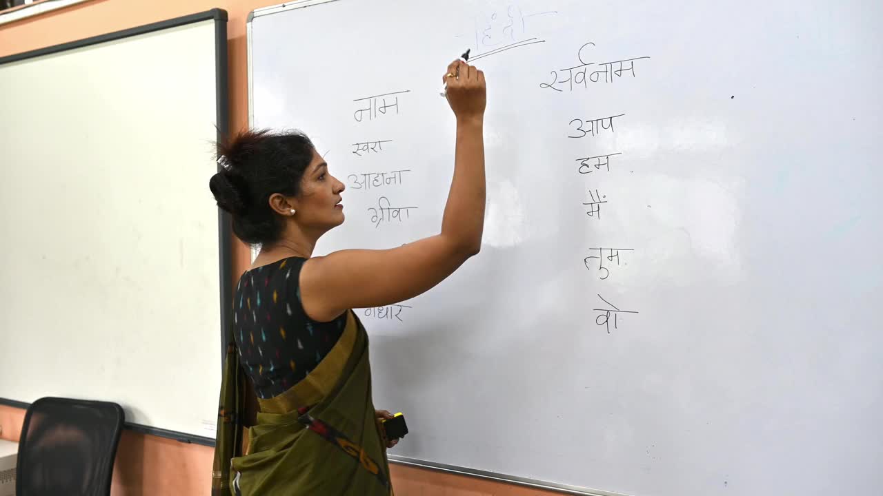 老师在教室的白板上教学生印地语视频下载