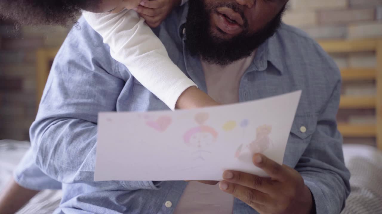 父亲节那天，一个非裔美国女儿画了一张贺卡给她的黑人爸爸一个惊喜视频素材