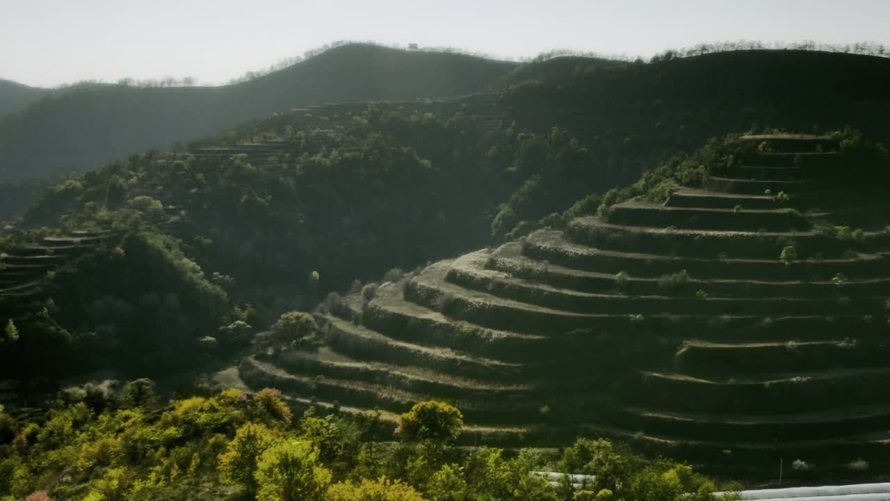 中国黄土高原的梯田景观视频素材