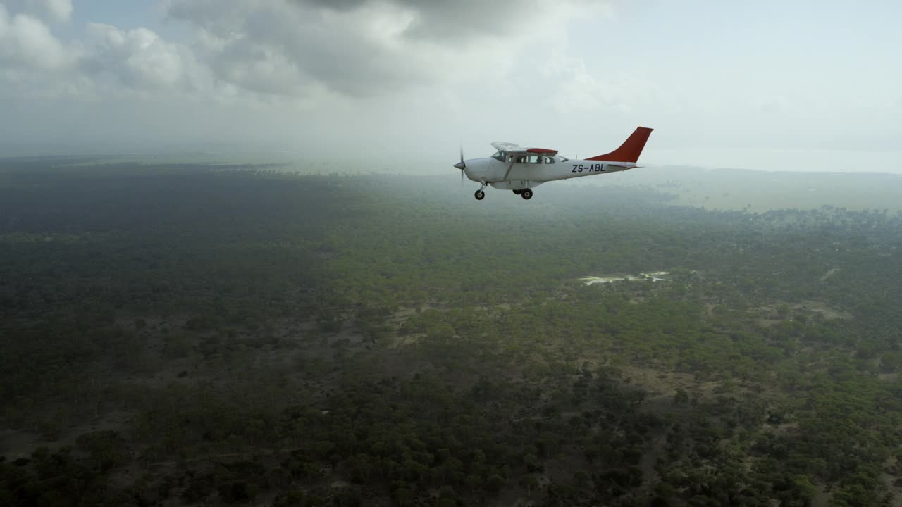 一架飞机飞过戈龙戈萨国家公园。莫桑比克视频素材