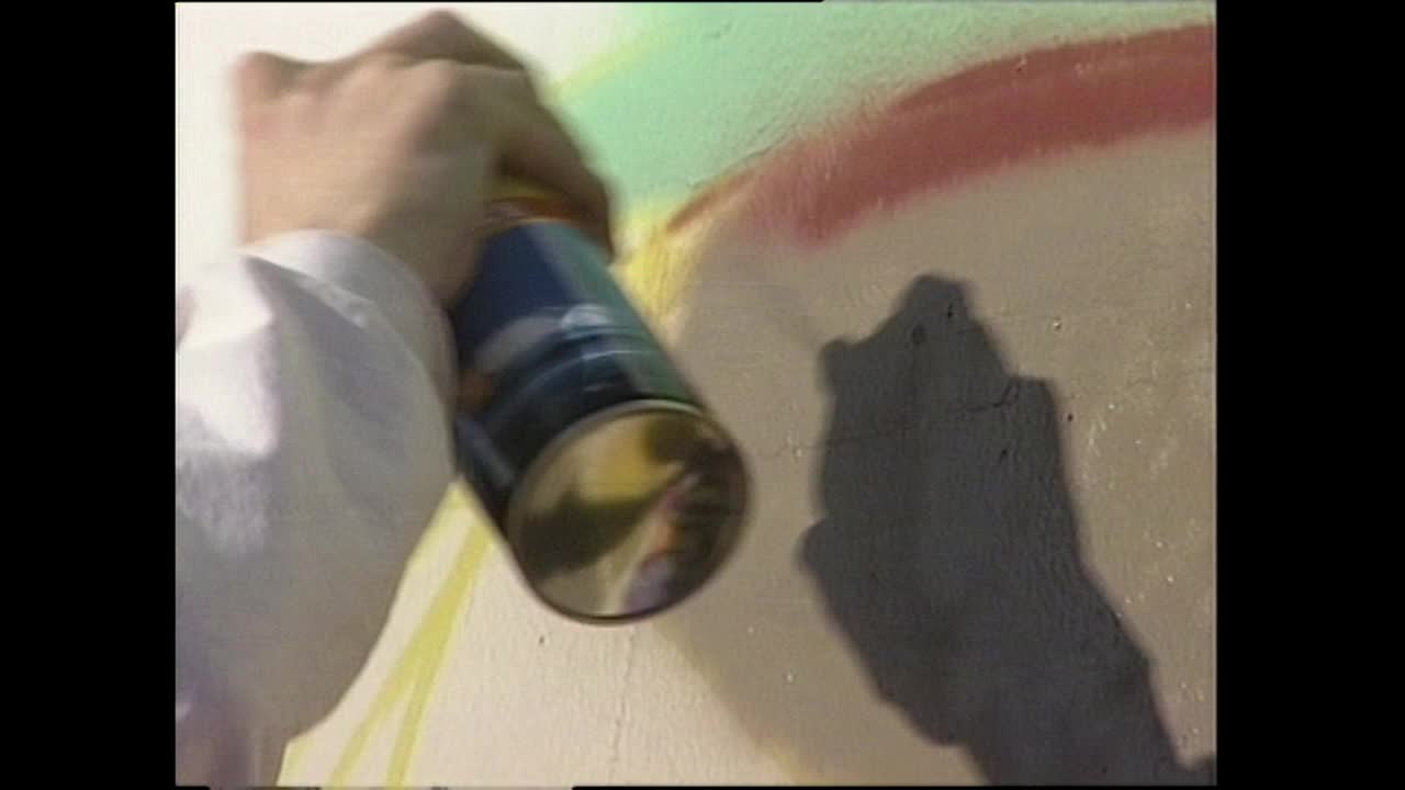 CU手在墙上涂鸦;1994视频下载