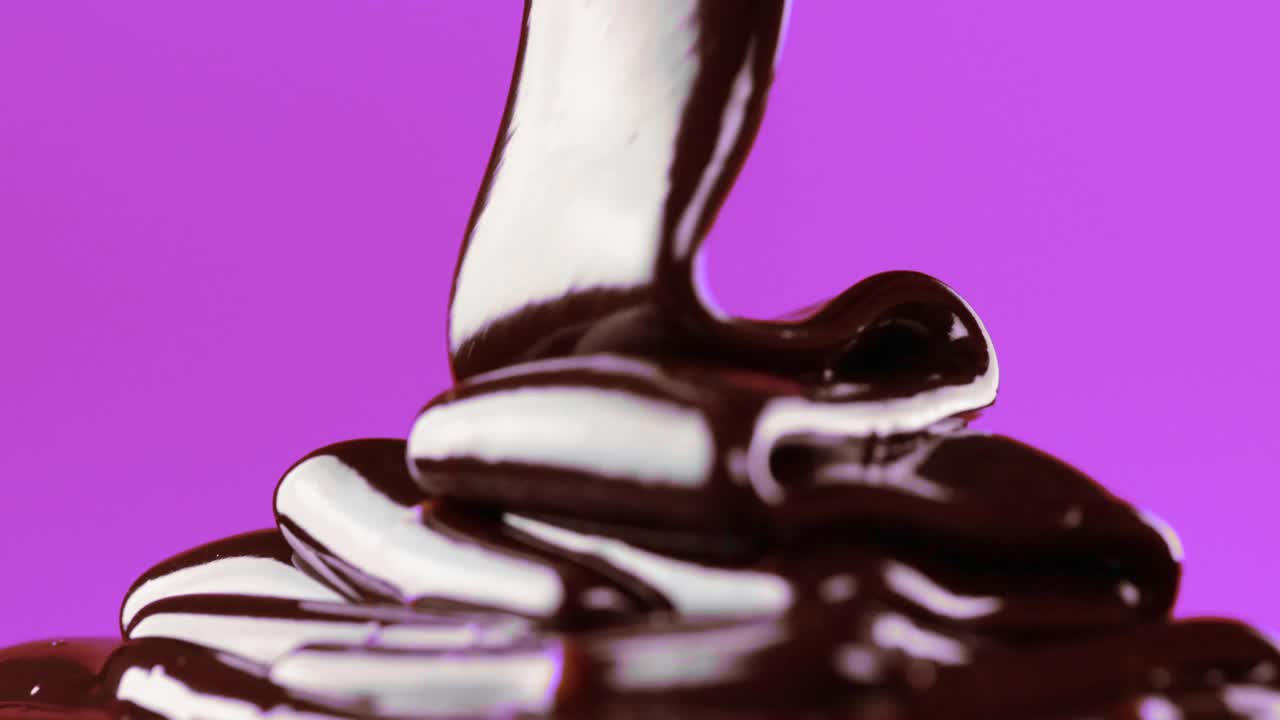 倒入融化的巧克力流视频素材