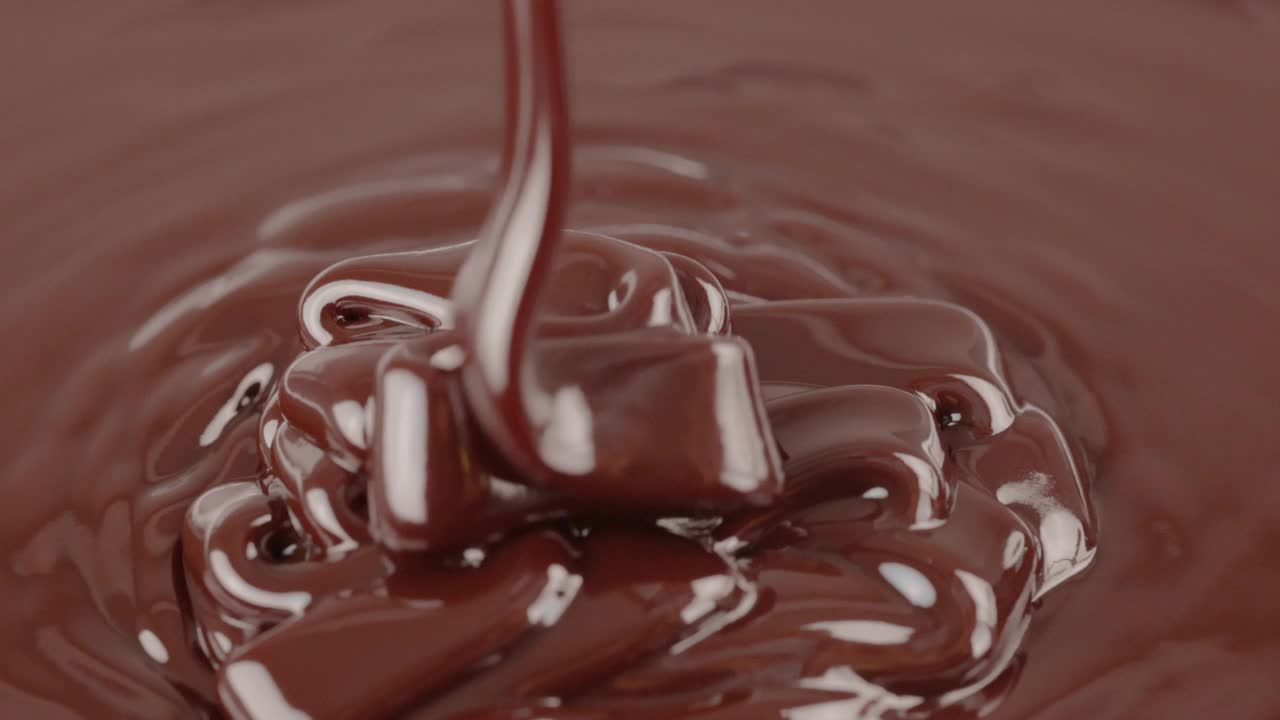 倒入融化的巧克力流视频下载