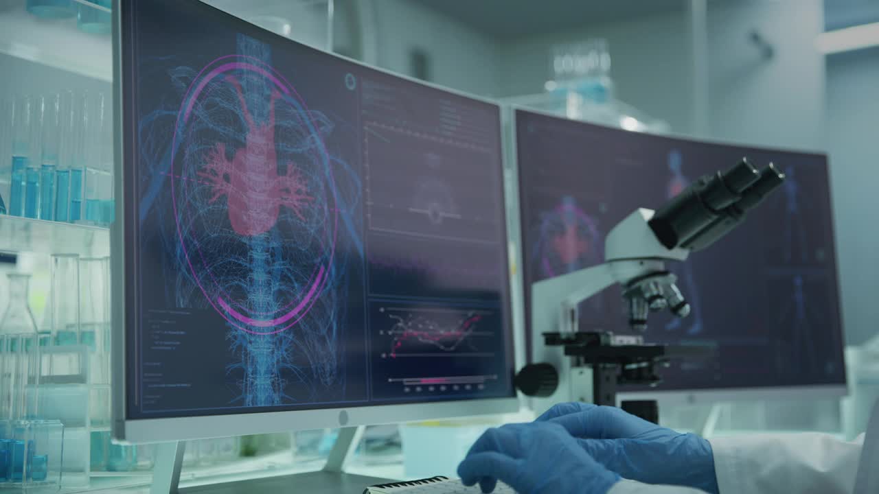 实验室配备电脑和显微镜。带有动画人体模型的屏幕。科学家扫描虚拟病人的损伤。心脏和有红色标记的静脉。近距离接触视频素材