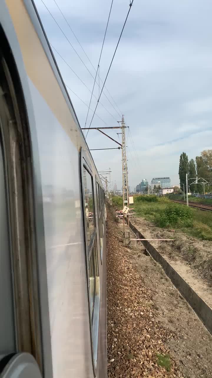 火车接近华沙视频下载