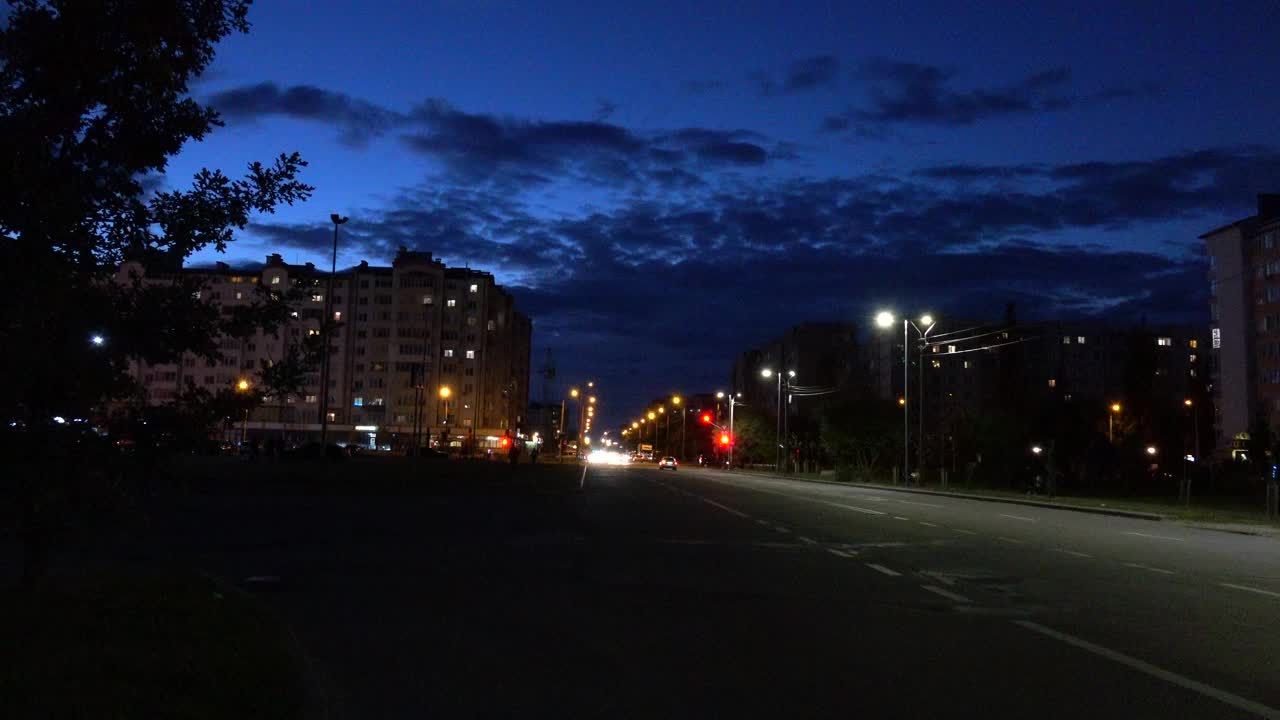 夜城的街道。视频下载