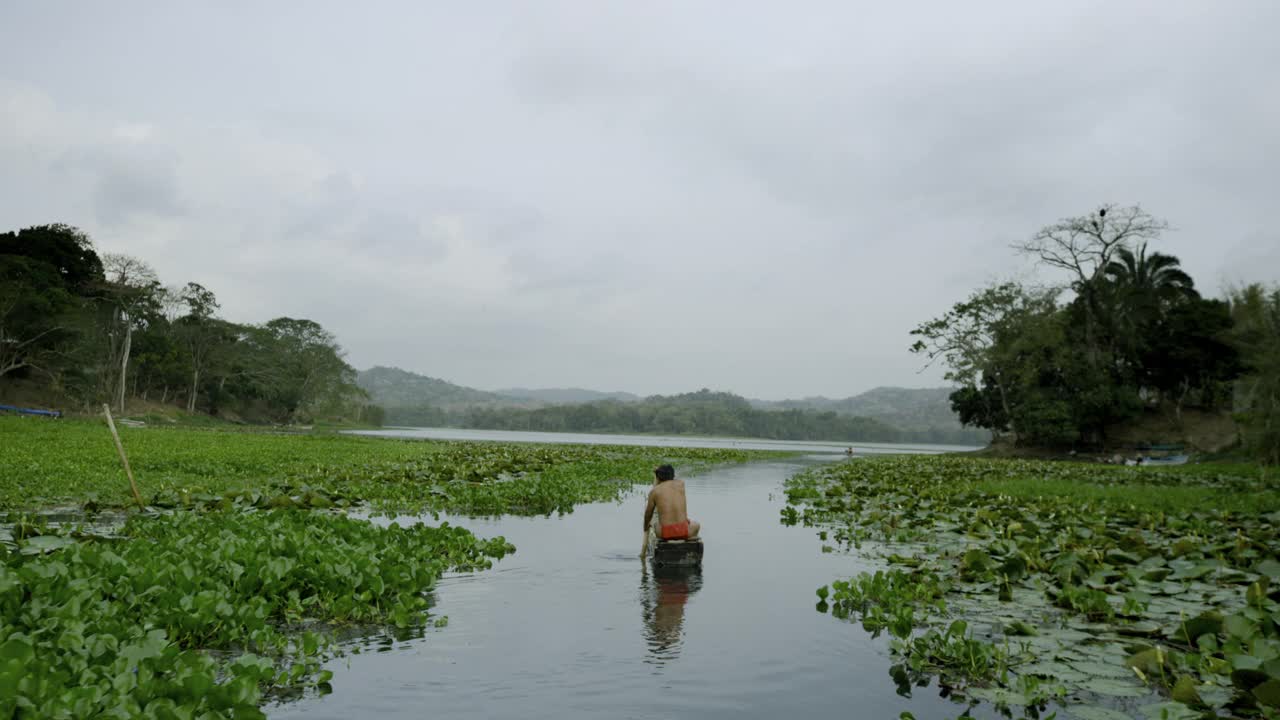 在巴拿马的查格雷斯河上，空中跟着独木舟的人视频素材