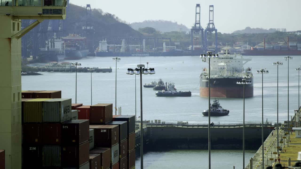 集装箱船通过巴拿马运河的船闸视频下载